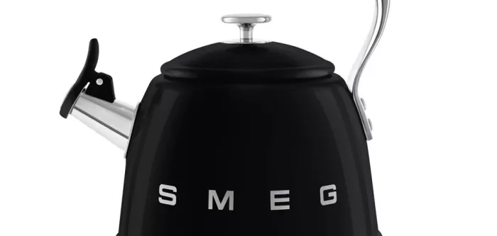 Новая коллекция чайников Smeg в стиле 70-х