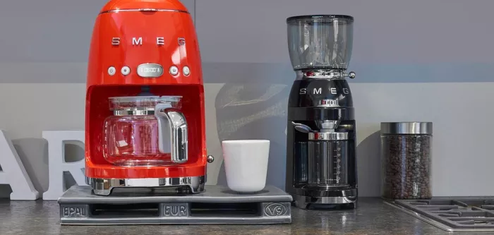 Новая кофеварка Smeg с функцией автоматического приготовления капучино и латте
