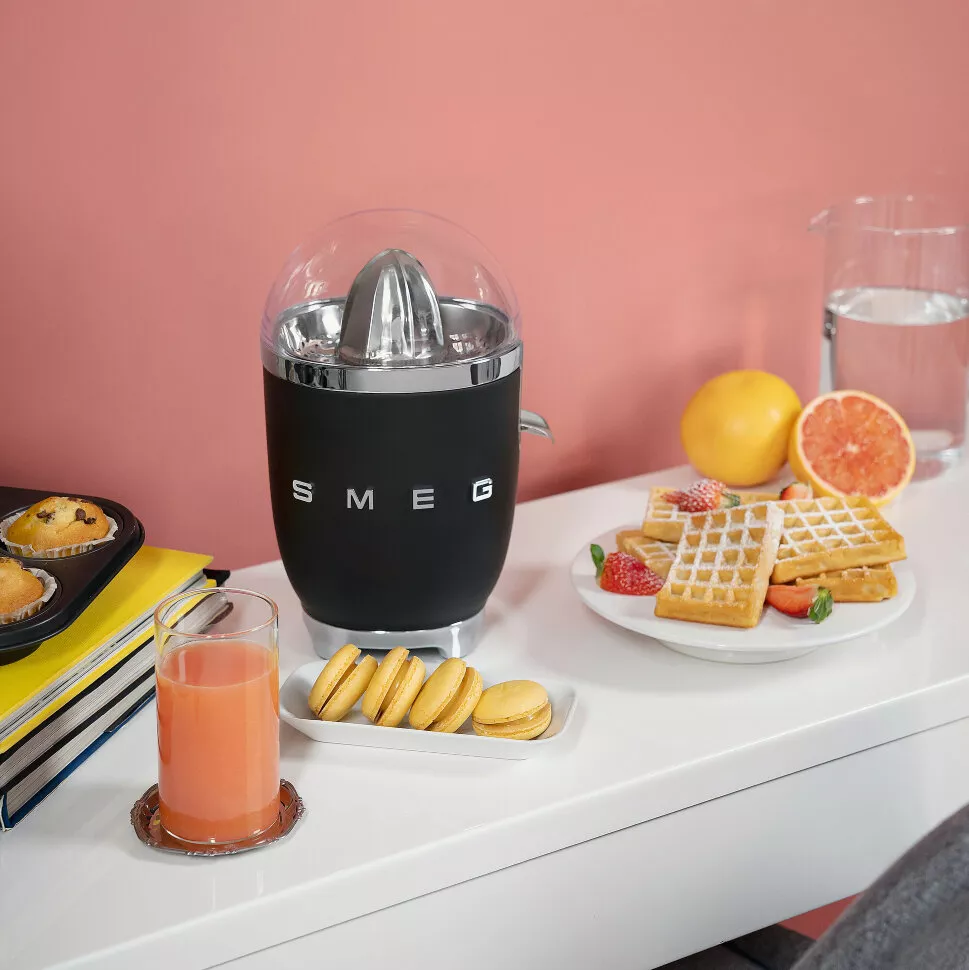 Smeg запустил компактные портативные соковыжималки для быстрого приготовления свежих напитков в дороге