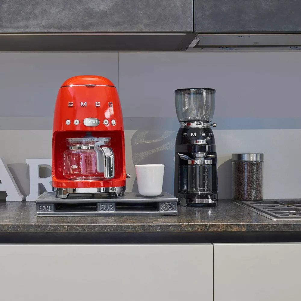 Первая портативная кофемолка от Smeg с аккумулятором для использования в дороге