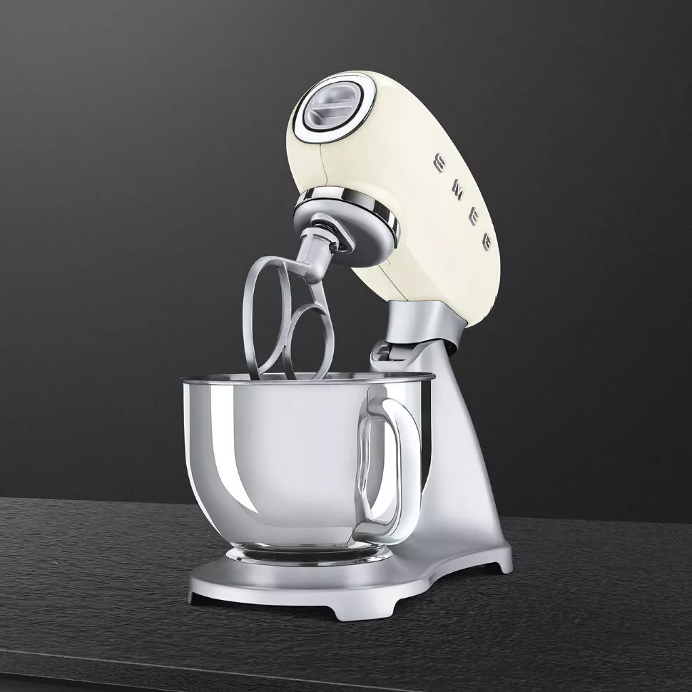 Smeg представил новую модель миксера с функцией нагрева для сложных рецептов