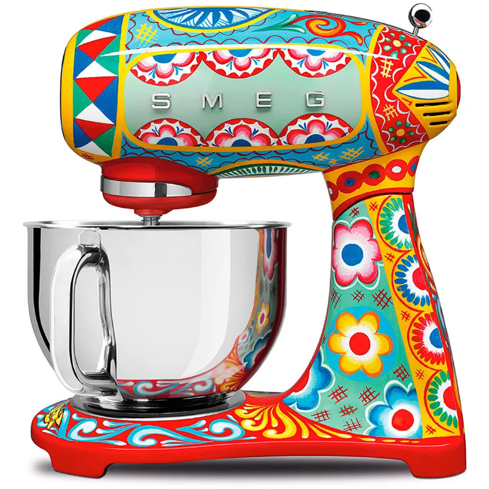 Smeg представил новую серию миксеров с встроенным цифровым дисплеем, который позволяет пользователям точно настраивать время и скорость работы устройства. Теперь можно установить таймер, чтобы миксер автоматически завершал замес по истечении заданного времени. Это особенно удобно для рецептов, требующих точного контроля над процессом. Миксеры выполнены в классическом дизайне Smeg и доступны в нескольких цветах, предлагая стиль и современные технологии в одном устройстве.